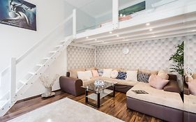 Bpr Stylish Mosaic Home With Terrace
