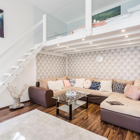 Bpr Stylish Mosaic Home With Terrace Boedapest Buitenkant foto